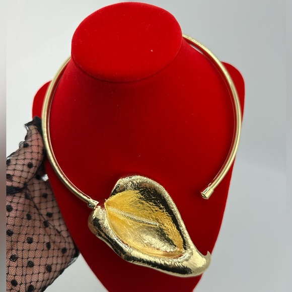 Anthropologie Horseshoe Lotus Gold Bangle Flower Necklace - Picture 12 of 14